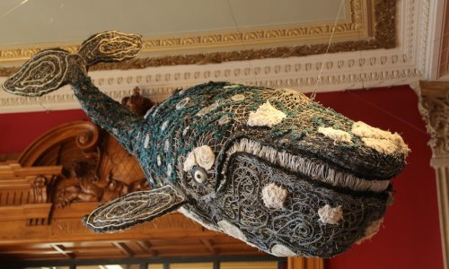 Tác phẩm nghệ thuật cá voi xanh chu du hải ngoại và tạo được tiếng tăm cho nghệ thuật Bản địa Úc.