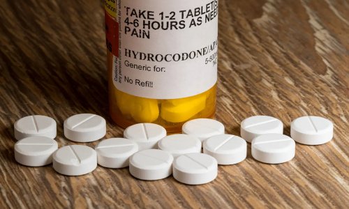 Nghiên cứu: Opioid không hiệu quả hơn giả dược trong điều trị đau cổ và lưng cấp tính