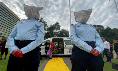 Nam Úc cấm sử dụng mũ trùm đầu với người bị bắt